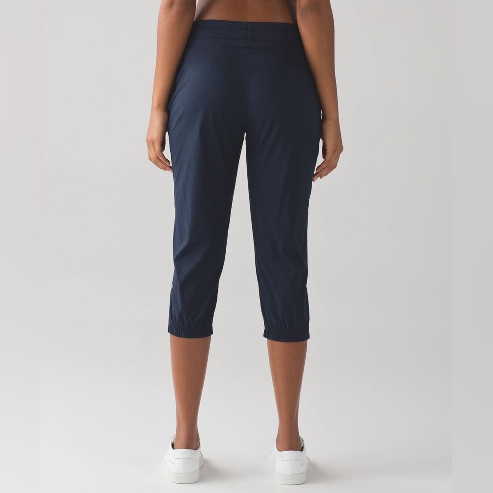 Lululemon Dance Studio Crop II (Unlined 20") Inkwell size 2 - Picture 3 of 8